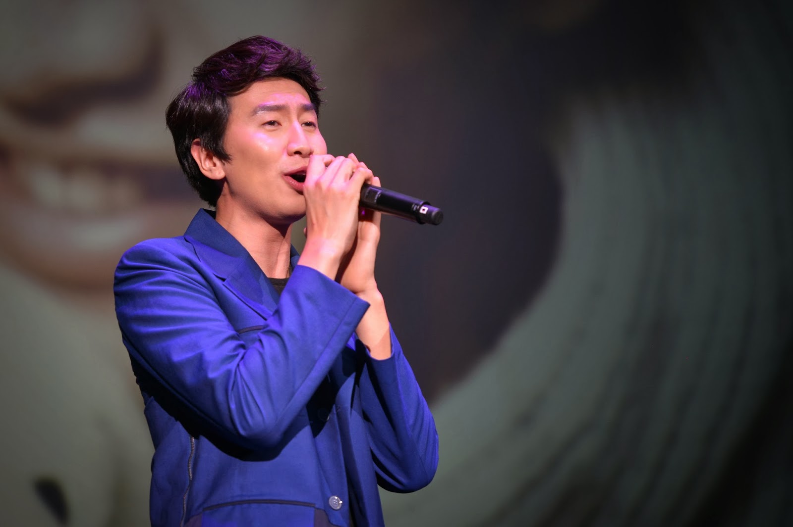 Lee Kwang Soo Attracted 2,000 Fans to His First Ever Fan Meet in