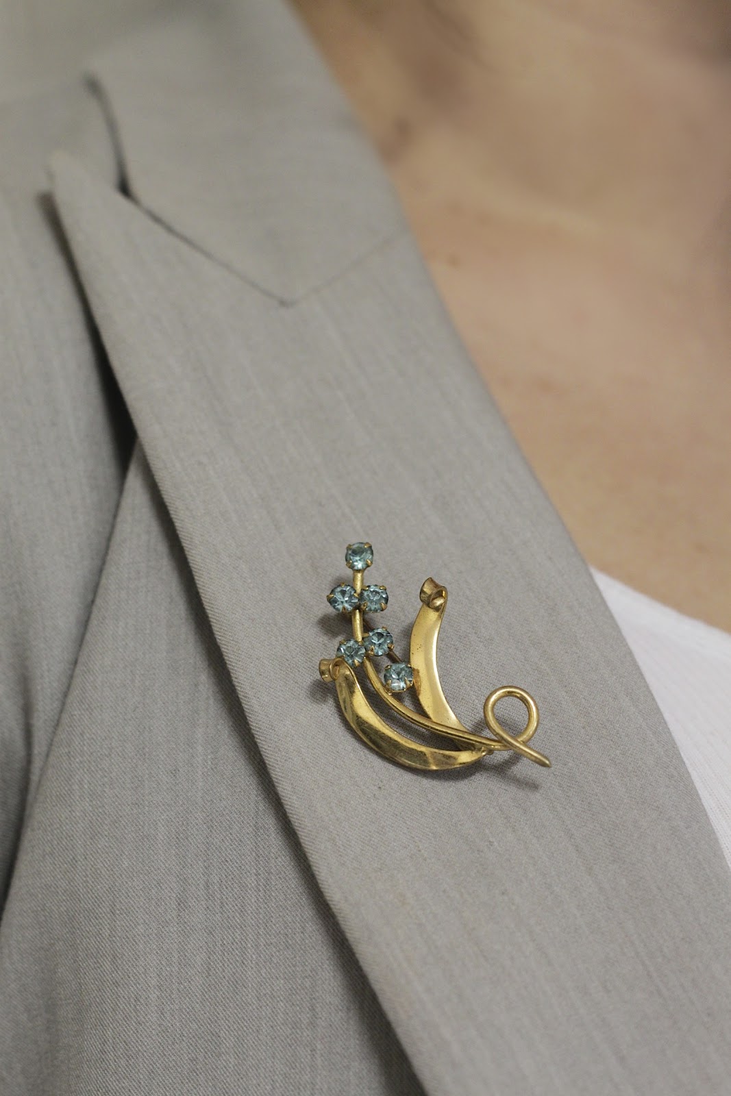 JuliaBobbin Tutorial Machine rolled hem with fishing line + Brooch