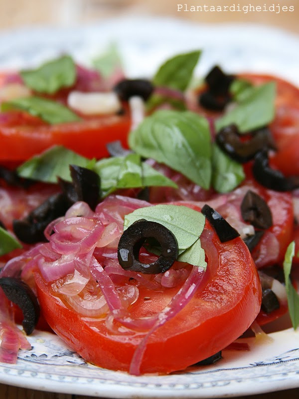 Penne met courgette en amandelen & tomatensalade met rode ui dressing Plantaardigheidjes