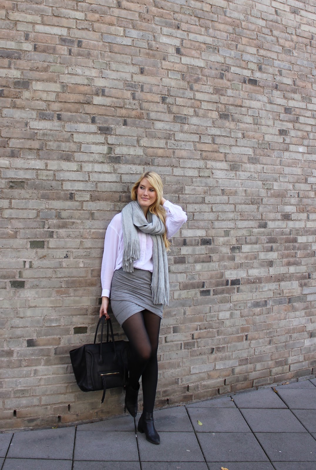 Minimalistic monochrome Outfit - klassisch mit Wickelrock und oversize Bluse Minimalistic monochrome Outfit - klassisch mit Wickelrock und oversize Bluse