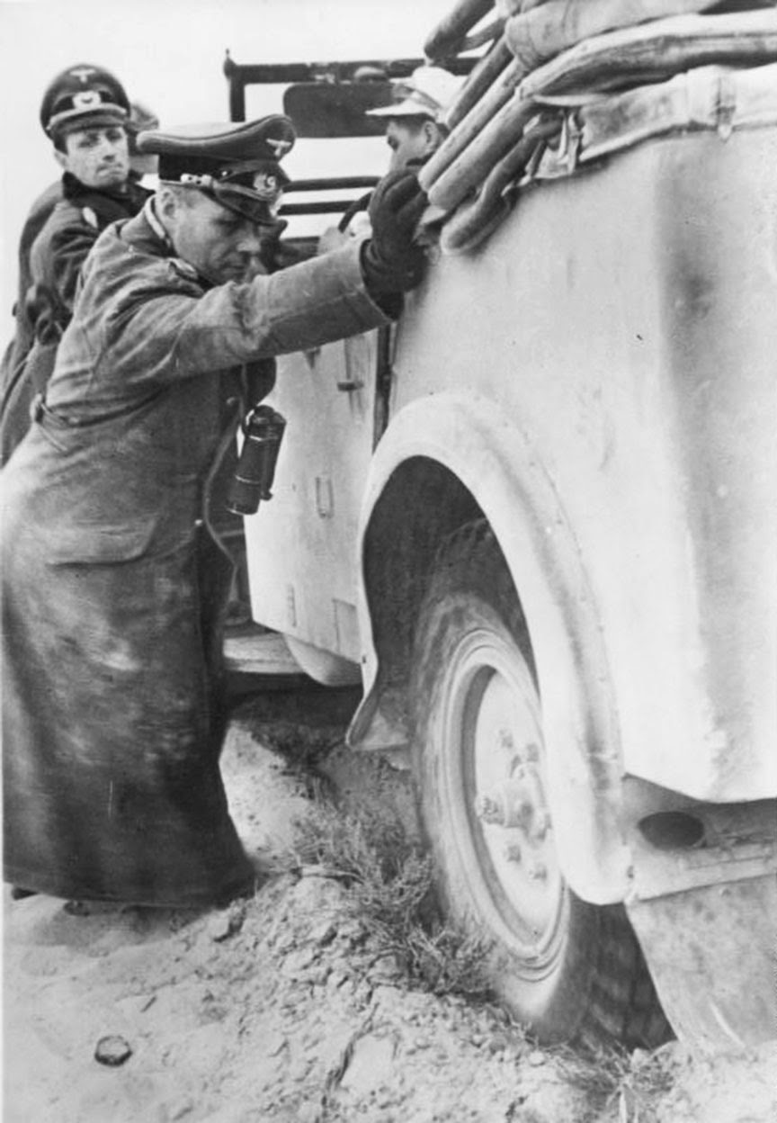 Erwin-Rommel-helps-to-push-his-stuck-staff-car-somewhere-in-Northern-Africa,-January-1941.jpg