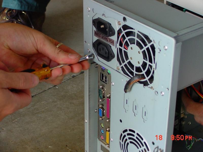 BE CAREFUL... अपने CPU के पास पैर रखने में सावधानी रखे- फोटोज देखे