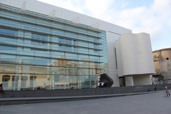 Deskorolkowcy pod MACBA w Barcelonie Barcelona Skaterzy