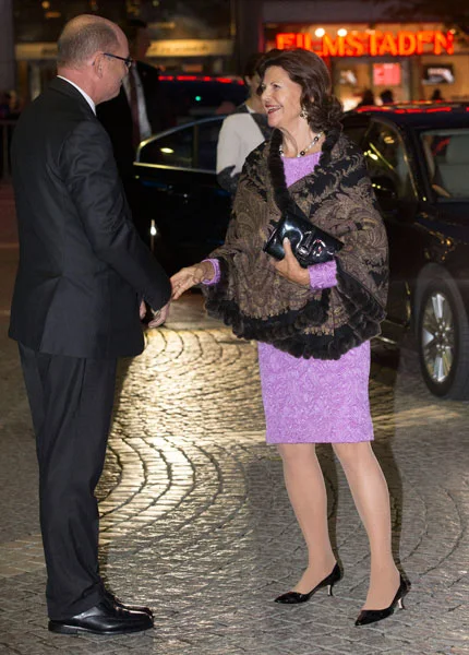 Carl Gustaf , la Reine Silvia , la Princesse Victoria , le Prince Daniel , le Prince Carl-Philip et Sofia Hellqvist ont assisté à un concert pour cloturer la journée de l'Ouverture du Riksdag , le Parlement suédois.  Victoria portait un haut By Malene Birger et Sofia portait une robe Roland Mouret.