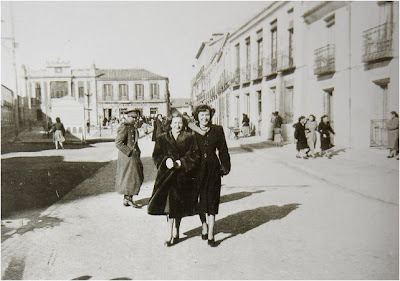 Paseo por la plaza de España leganes_bn_V_Abuelohara_años40_paseando_por_leganes