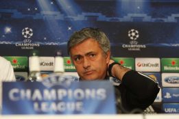 Mourinho: "Es bueno para Cristiano renovar con el Real Madrid" Mourinho: "Es bueno para Cristiano renovar con el Real Madrid"