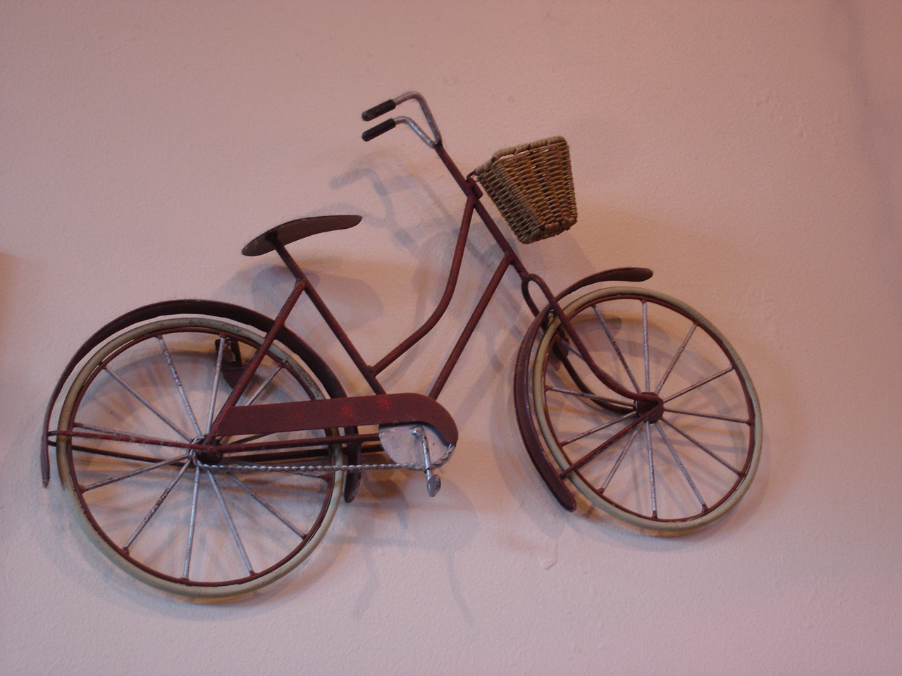 http://4.bp.blogspot.com/-KYS3HPVqozE/TnPpxF5Kp-I/AAAAAAAABv4/RZCwi3DJhaQ/s1600/007MNPreston_LanesboroPedalPusherCafe_BikeDecor.jpg