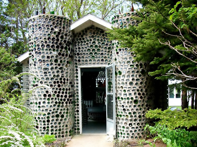 Casas de garrafas de vidro viram atrações turísticas no Canadá