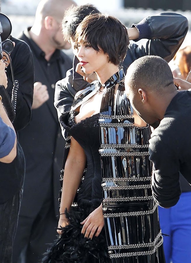 Kim Kardashian dressed in black 
