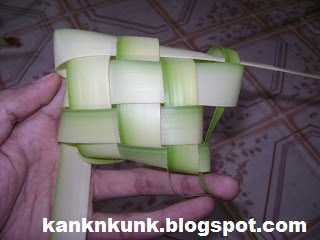 Cara membuat ketupat (sumber : kanknkunk.blogpspot.com) Cara membuat ketupat (sumber : kanknkunk.blogpspot.com)