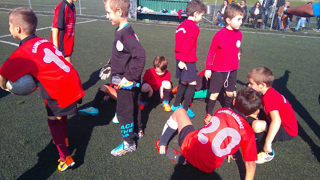 το ζέσταμα των παιδιών της ακαδημίας πριν τον αγώνα