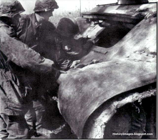 Soldiers examine  T-34 tank