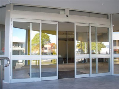 Kính cường lực kết hợp khung nhựa lõi thép Kính cường lực kết hợp khung nhựa lõi thép