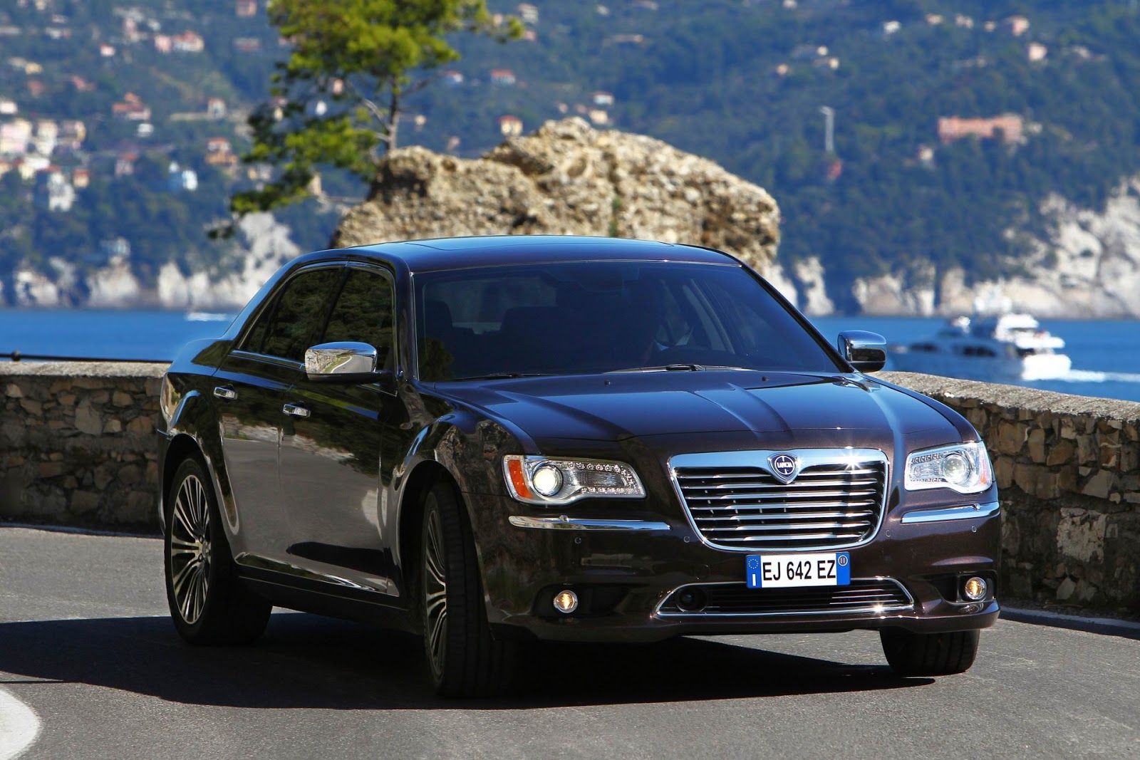 Wallpapers of beautiful cars: Lancia Thema