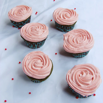 wedding cupcake 2: green velvet cupcakes with german cream cheese buttercream frosting