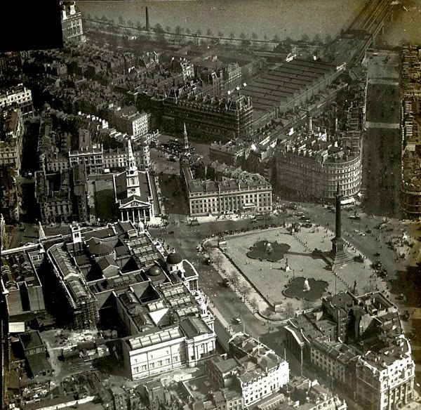 Amazing Historical Photo of Trafalgar Square in 1922 