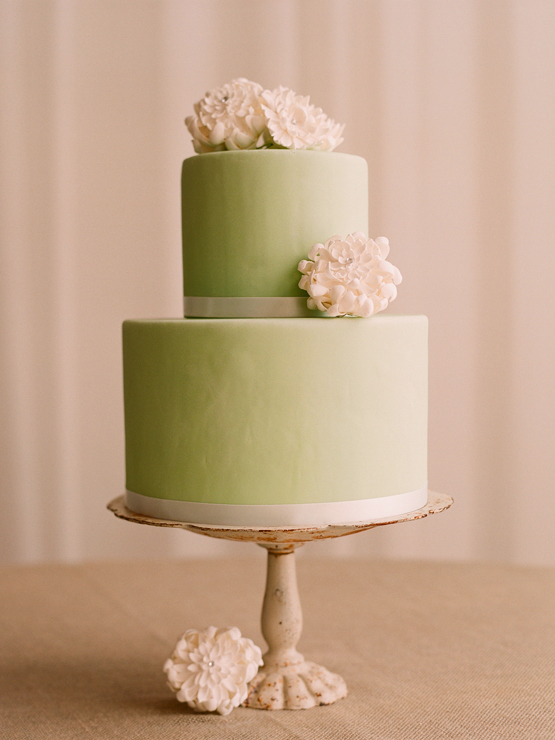 Satellite cakes on vintage stands are also a way to create a unique Satellite cakes on vintage stands are also a way to create a unique
