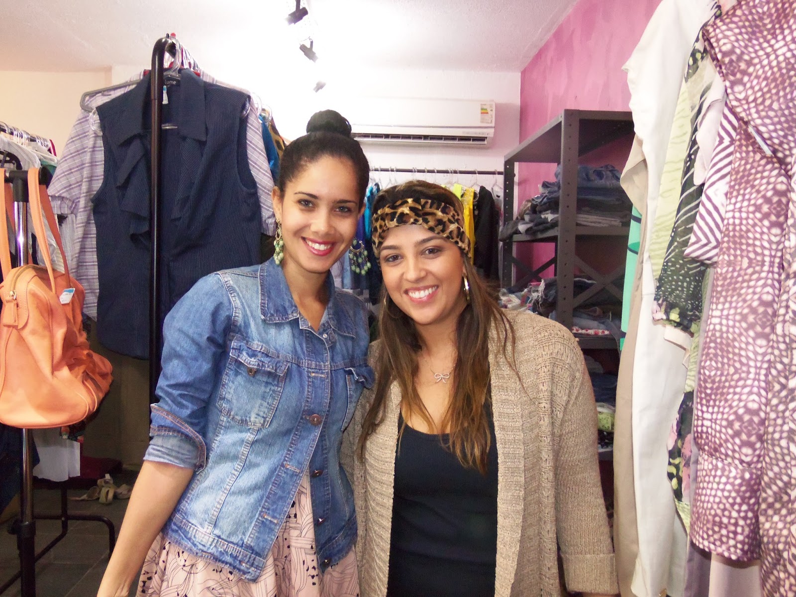 Bazar na loja Maddá Hoje, pela manha fui conferir um bazar super fofo a convite de Natália Carvalho na loja Maddá da Pituba. Gente eu já faço parte de um bazar anual de familia e eu achava que as coisas era barata, ate ir nesse loja. Tinha calça a partr de 10,00 e blusas a partir de 5,00 com diverssas marcas famosas. Achei super bacana essa proposta da loja.