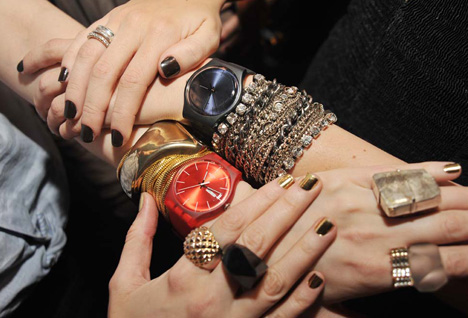 http://4.bp.blogspot.com/-KnNe8hTLXPY/TlR19cpQ8kI/AAAAAAAAEFk/sUprbkT055I/s1600/mix-pulseiras-V.jpg