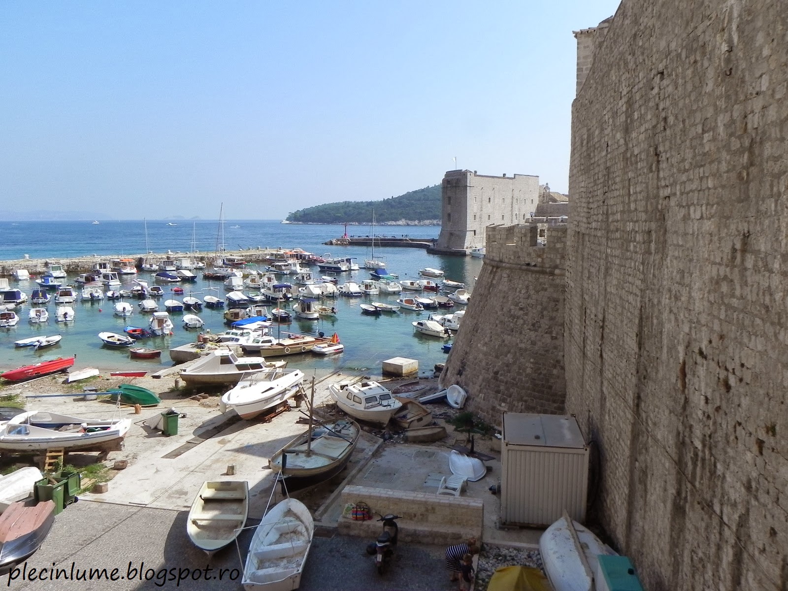 Barcute la zidurile cetatii Dubrovnik Barcute la zidurile cetatii Dubrovnik