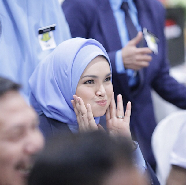 Gambar Datuk Siti Comel dengan Pakaian Pengawas Gambar Datuk Siti Comel dengan Pakaian Pengawas