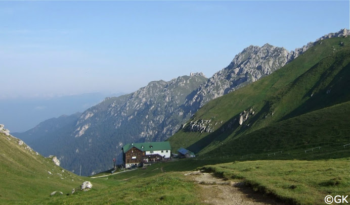 Morgendlicher Aufbruch von der Schlüterhütte (2237 m)