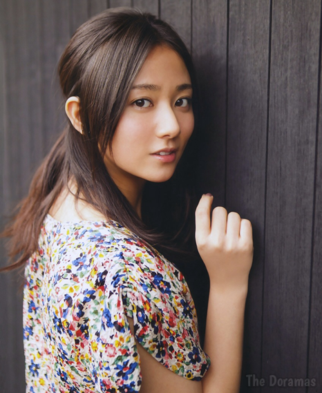 Quem é Aya Nakamura, cantora da periferia e artista mulher mais