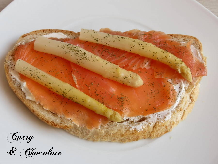 Tosta de salmón con espárragos blancos, queso crema y eneldo. Tosta de salmón con espárragos blancos, queso crema y eneldo.