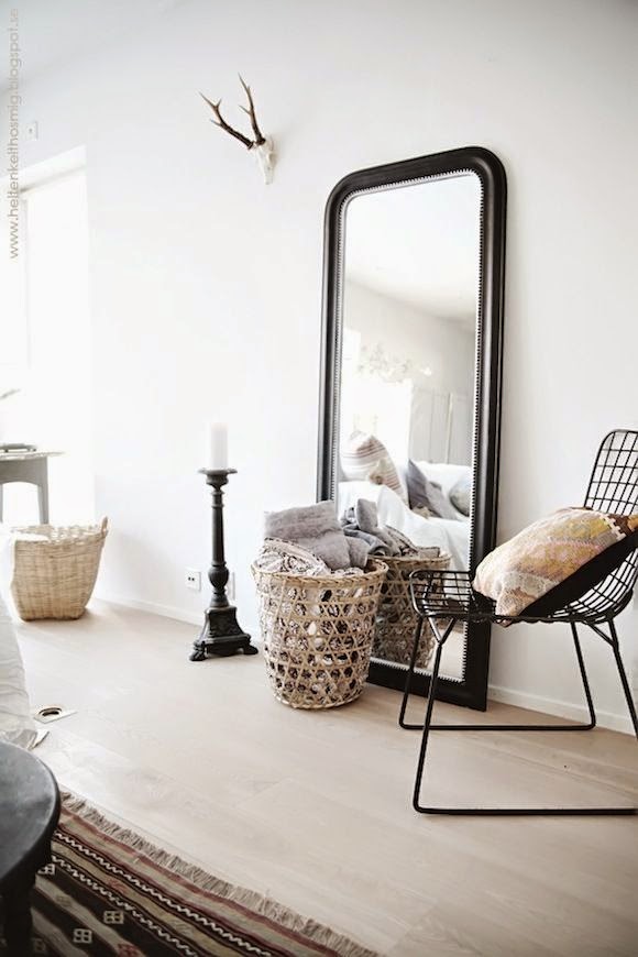 Grand miroir posé au sol Agyasztaltv
