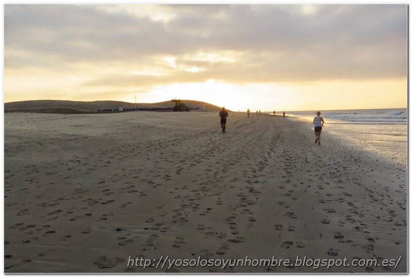 Corriendo por la playa de Maspalomas Corriendo por la playa de Maspalomas