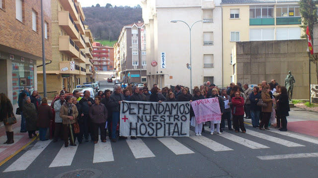 Maniestantes frente al hospital de Béjar