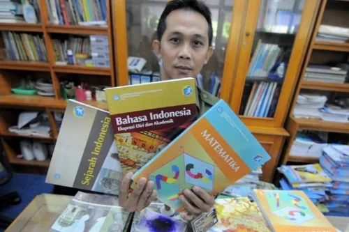 Implementasi Kurikulum 2013 masih terkendala distribusi buku dan pelatihan guru.