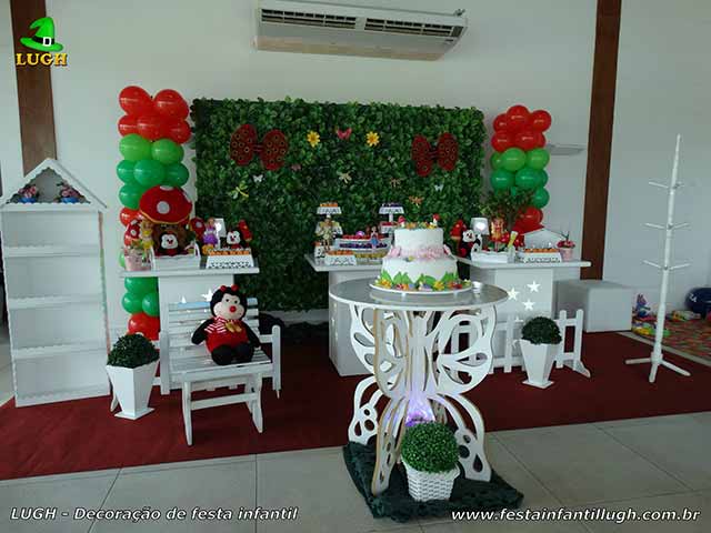 Decoração de festa de aniversário tema Tinker Bell provençal simples com muro inglês