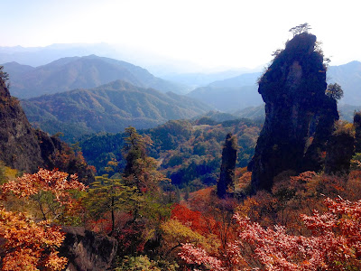 紅葉に映える妙義山の奇岩群