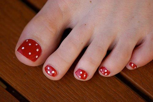 uñas rojas con puntos blancos