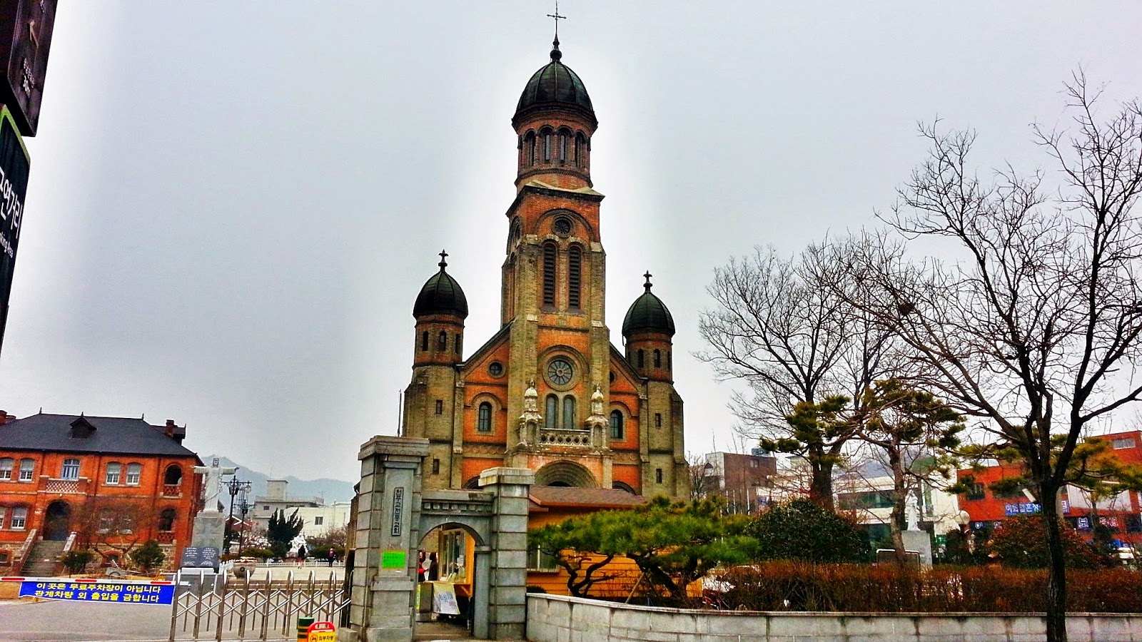 Jeondong Catholic Cathedral is one of the most beautiful and oldest Western style building in Korea. Slow Walk in Jeonju Slow City | meheartseoul.blogspot.com