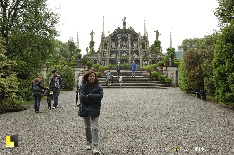 sylvie blachier devant la fontaine monumentale du jardin d'isola bella photo pascal Blachier