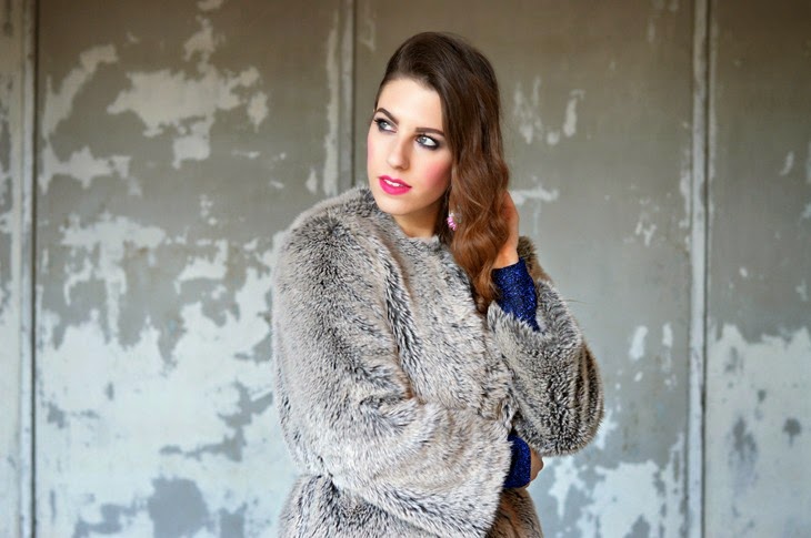 idee outfit come vestirsi a capodanno new year eve outfit ideas what to wear on new year eve H&M blue glitter sparkling top Benetton Grey Faux Fur Jacket pellicce ecologiche gilet felpa pelliccia Benetton Mulac Cosmetics Flamingo The Sparkling Cinnamon