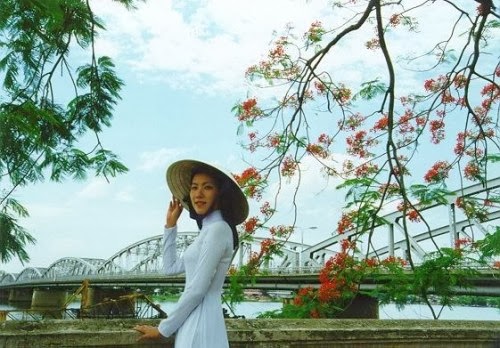 Hình ảnh cô gái Huế xinh đẹp với chiếc áo dài, nón bài thơ Hình ảnh cô gái Huế xinh đẹp với chiếc áo dài, nón bài thơ