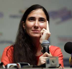 Chegada de Yoani Sánchez ao Congresso tem tumulto e bate-boca