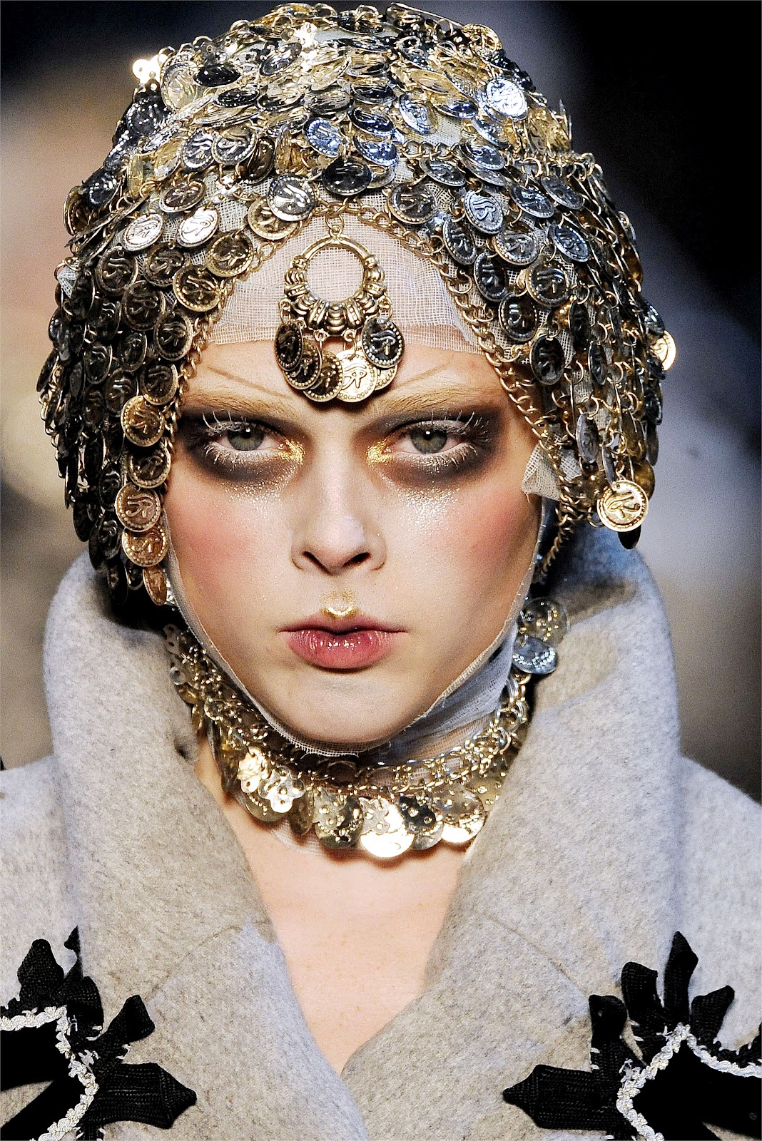 http://4.bp.blogspot.com/-L9C38vOmB44/T_rve63cJtI/AAAAAAAAANs/t_0MWUjJjnY/s1600/john-galliano_241113.jpeg
