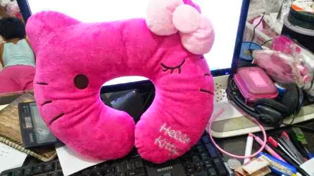 Bantal leher hello kitty