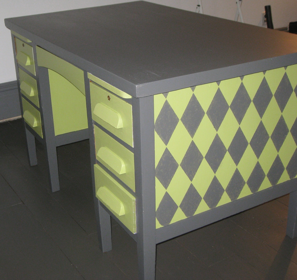 Kammy's Korner Awesome Desk Paint Job...that lasted 3 days.