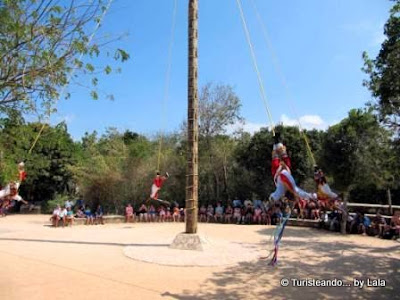 Los Voladores de Papantla se lanzan al vacío desde 18 metros de altura Palo Volador, Voladores Papantla, Xcaret