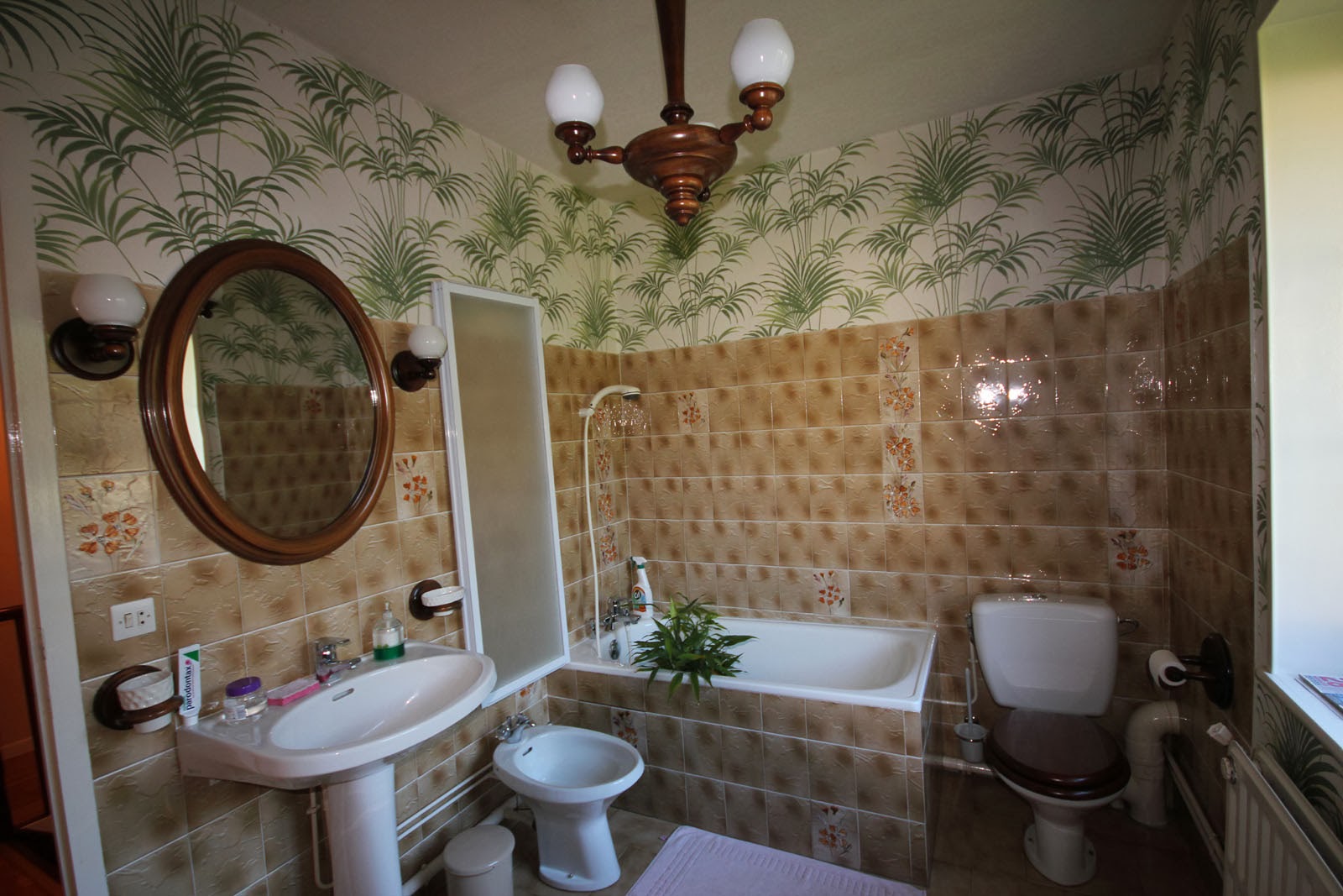 Bois prieur, la maison dans la forêt: relooking de salle de bain