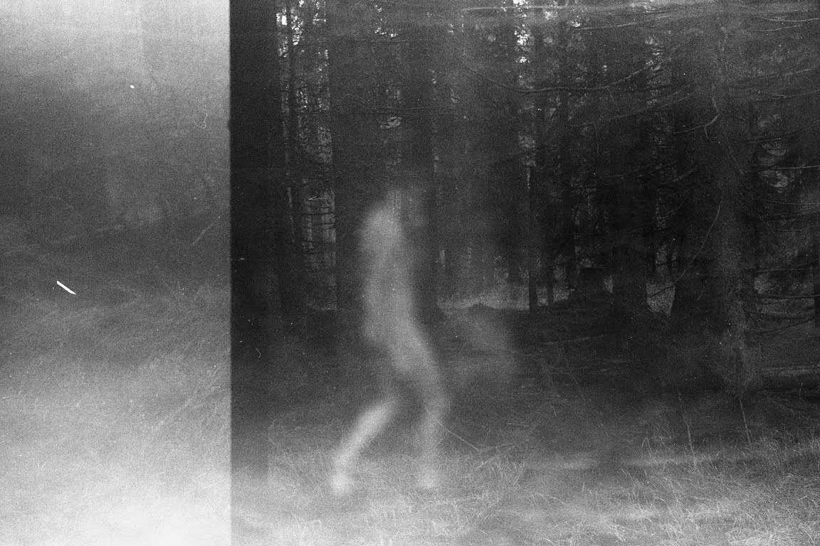 Fotografie z cyklu: Ona bouřka On strom