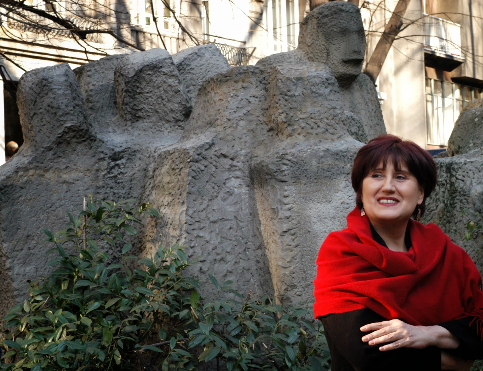 Bojana frente al monumento a Mosa Pijade en Belgrado, 2008. Foto: Goranka Matic