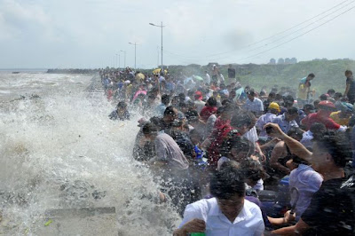 Surging tide of Qiantang River, China Seen On www.coolpicturegallery.us Surging tide of Qiantang River, China Seen On www.coolpicturegallery.us