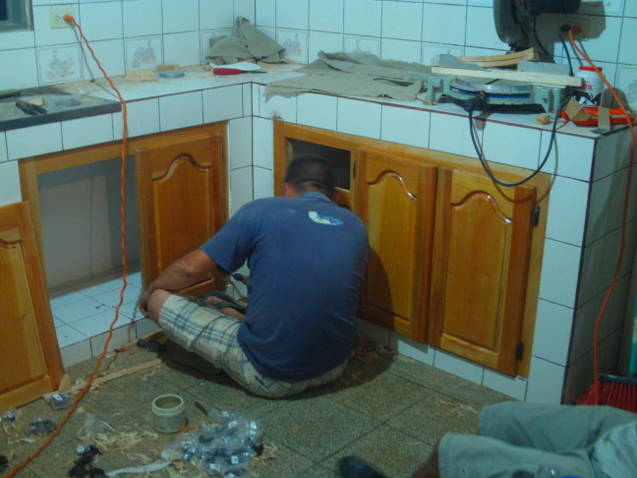 Cocina con muebles de la marca euromobilia con sobre de granito ...