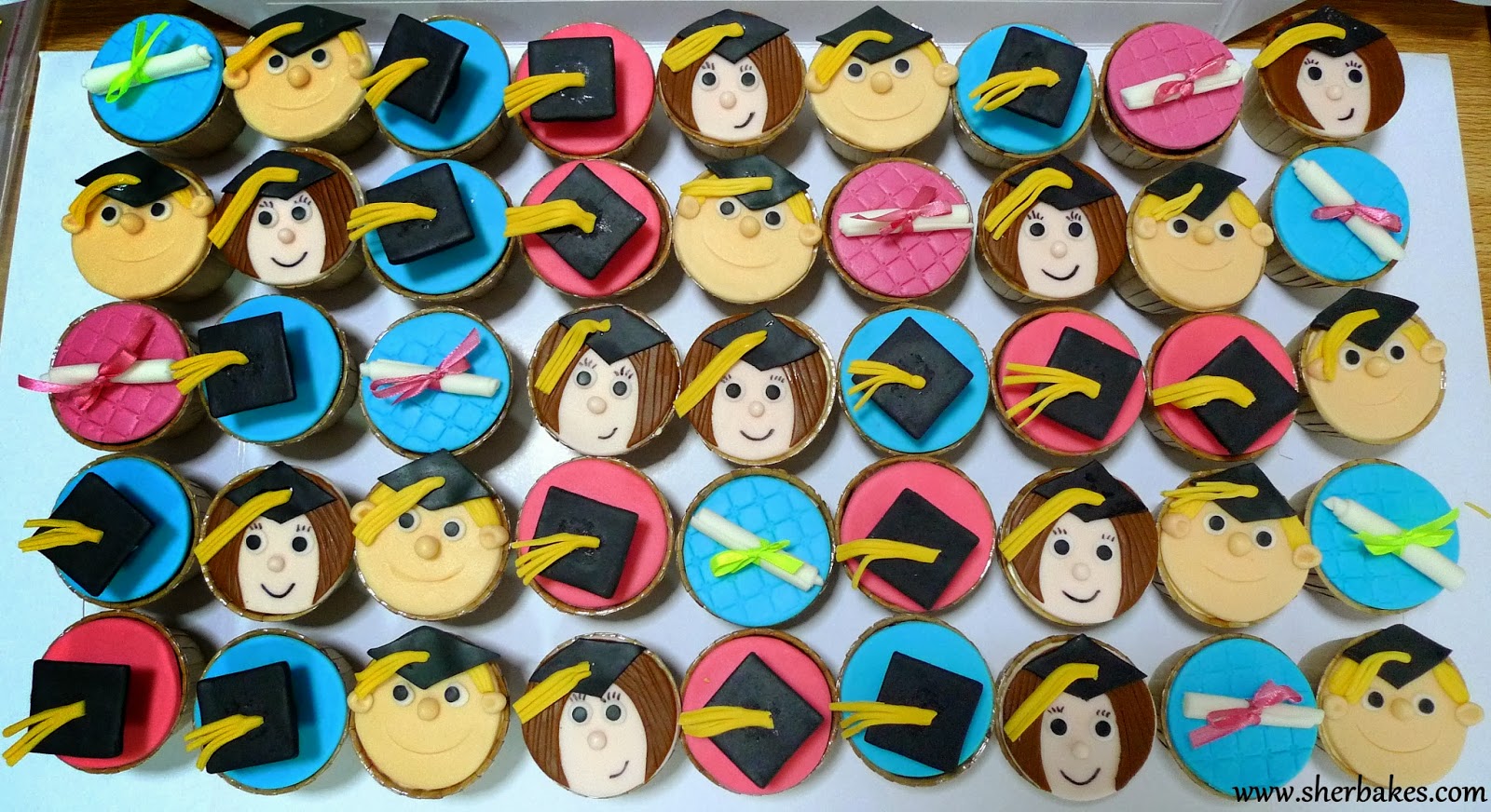 graduation cupcakes